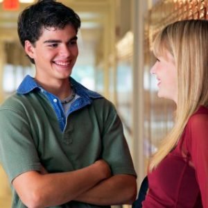 Como conquistar uma menina na escola sem levar fora em 2021: 7 Passos