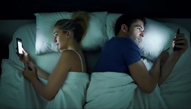 O impacto da luz azul e do uso do celular na libido